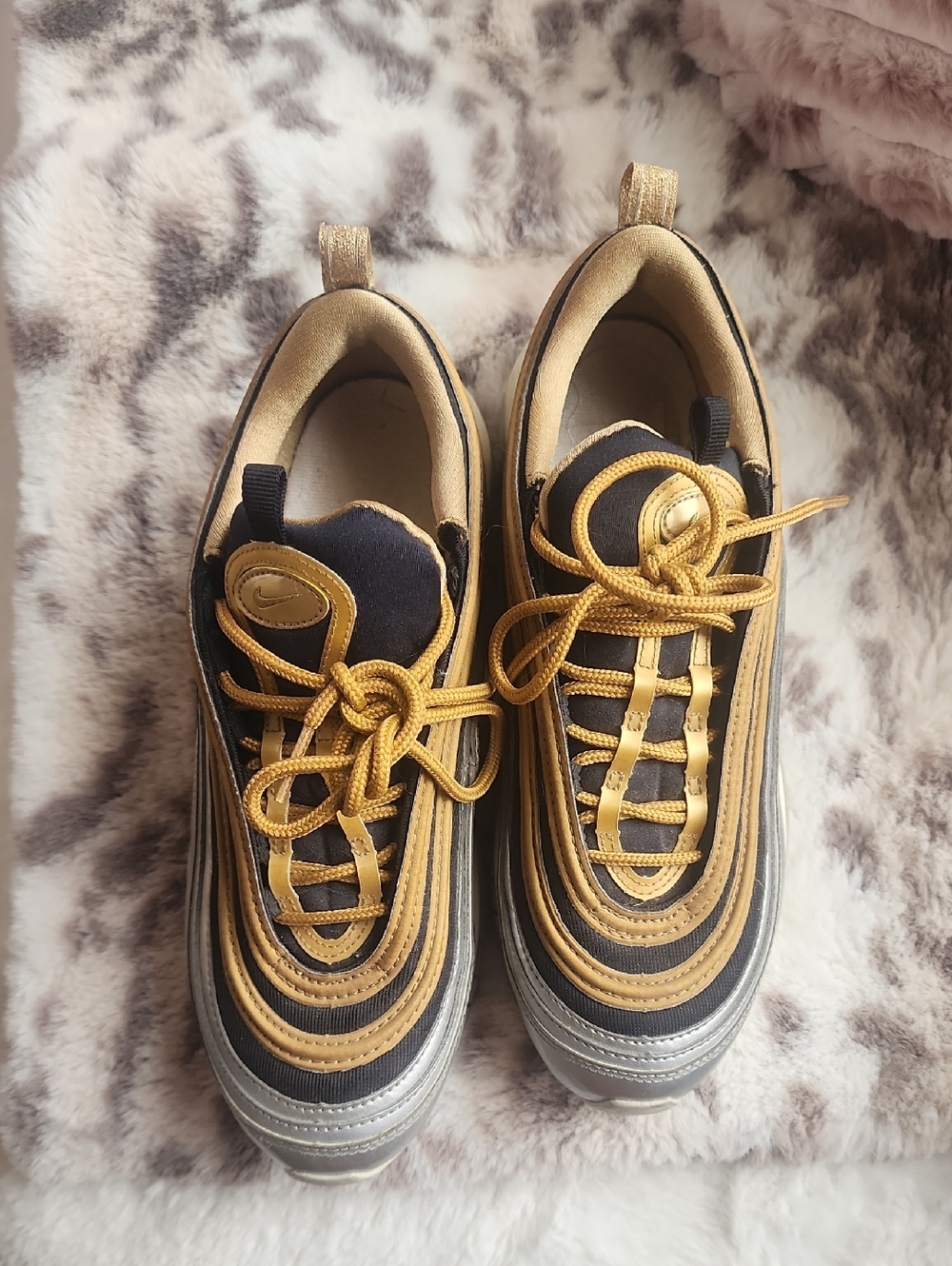 ♥️Womens EUC Gold and Black Nike Sneakers
